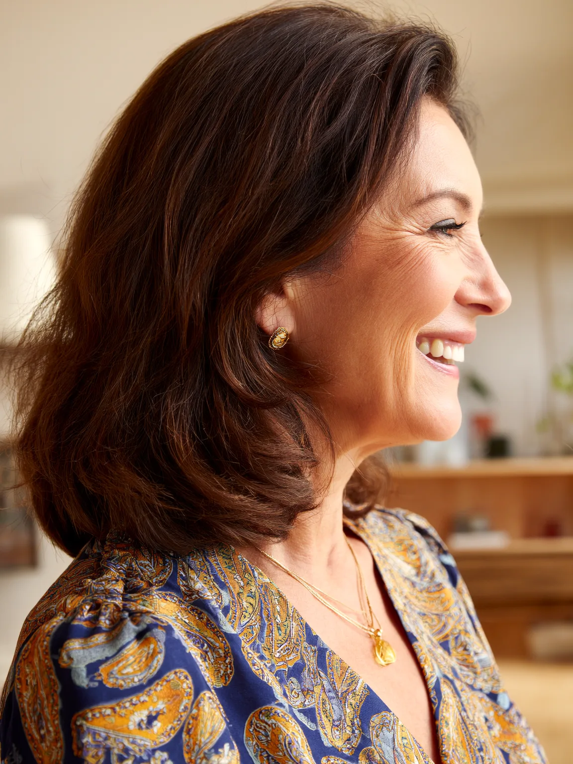 Shoulder-Length Layered Bob with Chestnut Brown Highlights